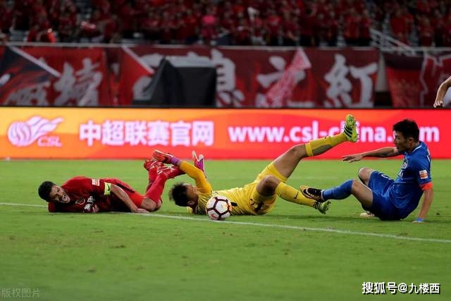 这都什么时候了！哈登传球转移小莫布里 后者黄油手直接出界失误